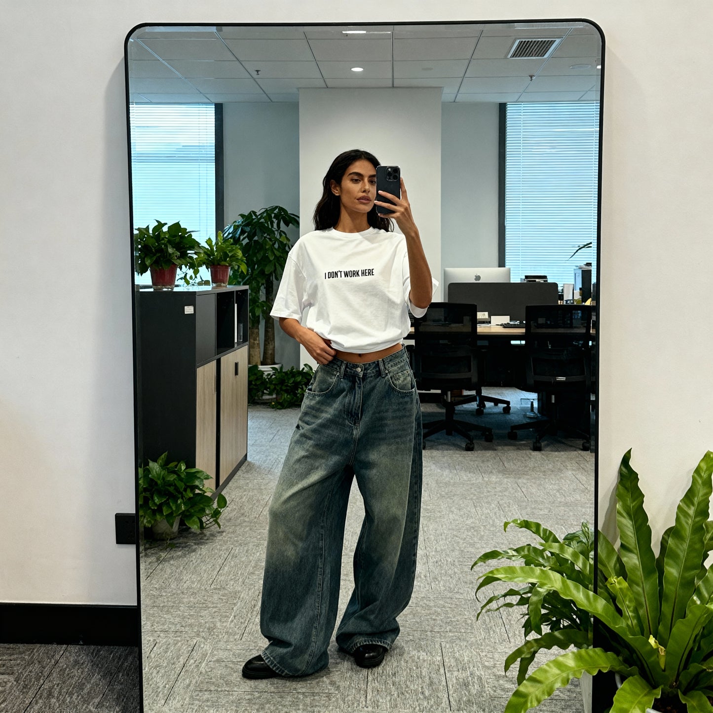 "I don’t work here" | Unisex Heavy Oversized Tee